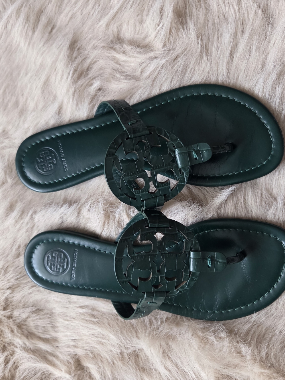 Tory Burch Miller Cutout Leather Thong Sandals in Dark Green